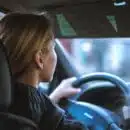 une femme au volant d'une voiture