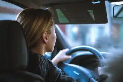 une femme au volant d'une voiture