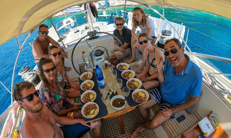 Comment se déroulent les repas au bord d’un bateau de croisière