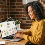 Femme souriante choisissant des GIFs d'anniversaire originaux sur son ordinateur portable dans un bureau chaleureux