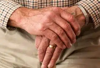 L'intérêt du bracelet alarme pour les seniors : un investissement sûr et rassurant