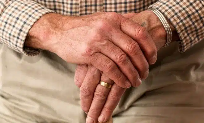 L'intérêt du bracelet alarme pour les seniors : un investissement sûr et rassurant