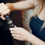 Personne se détendant avec une cigarette dans un cadre paisible