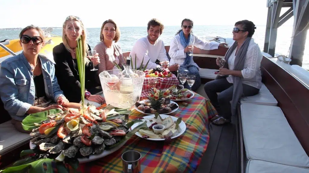 repas à bord d'un bateau